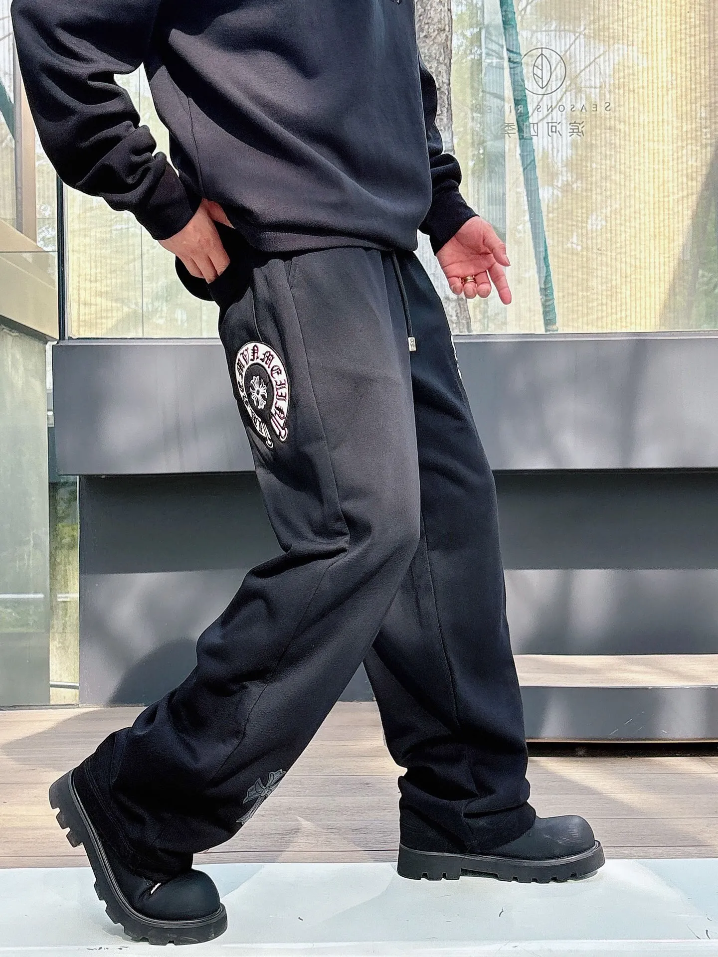 P486 ChromeHearts ChromeHearts terry pants. The pursuit of quality absolutely guarantees quality! The texture is clearly visible, the texture is soft, delicate and smooth, and the customized three-dimensional embroidery and leather craftsmanship are full of drape! The workmanship is fine and the shoulder lines are smooth. All imported chain machines are used to make the shoulder rolling strips. It has a certain thickness and is not made of cheap material but has a shiny feel that is comfortable and not tight on the upper body. It is the most avant-garde street item that can be easily matched by both men and women!  Color: black white Size: m-3xl Style number: 3750